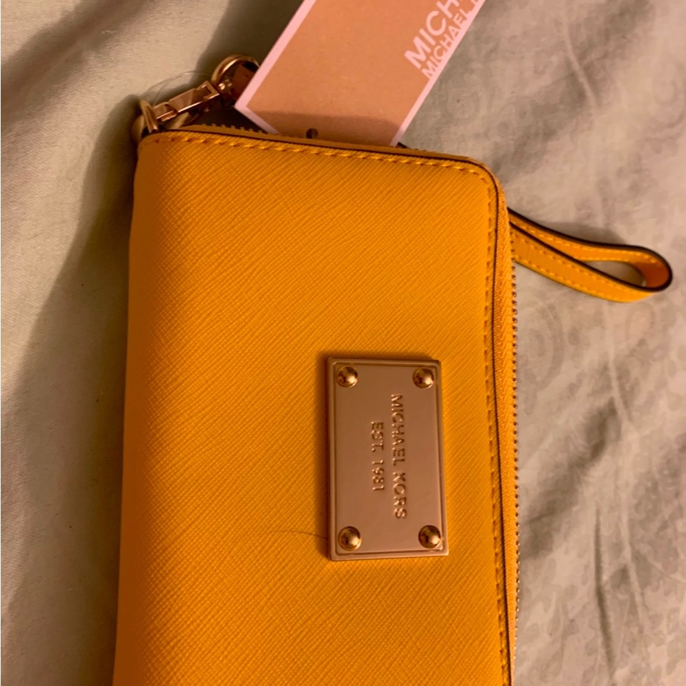 Absolutely stunning yellow brand new authentic Michael Kors wallet compartments